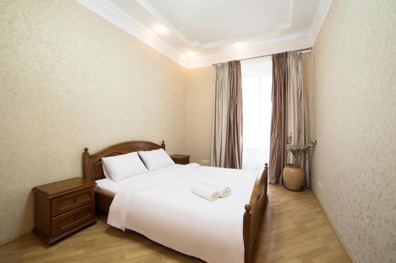 Apartment On Virmenska 3, With 2 Separate Bedrooms Lviv Ngoại thất bức ảnh